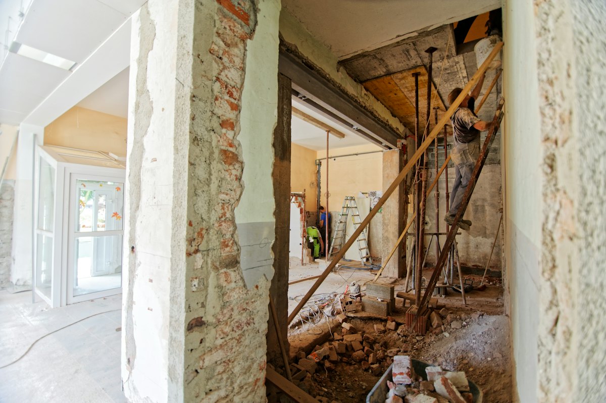 Een woning tijdens een verbouwing: de muur is opengemaakt en de ruimte erachter is gestut